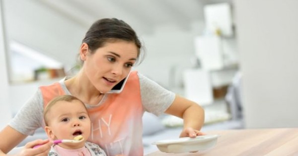 أنشغل عن طفلي خلال إرضاعه.. هل يتأثر نفسيًا؟