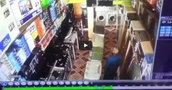 سرقة إمراة لموبايل بمحل أجهزة كهربائية