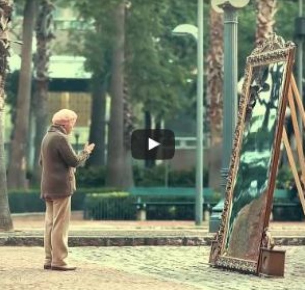 مرآة عملاقة تغازل النساء فى الشوارع