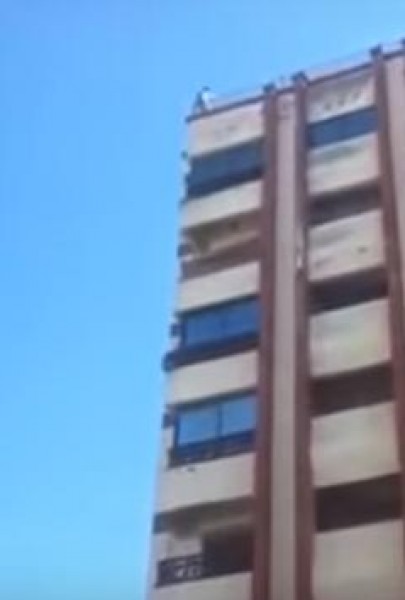 لقطات صادمة للحظة انتحار شاب من أعلى بناية بالمغرب