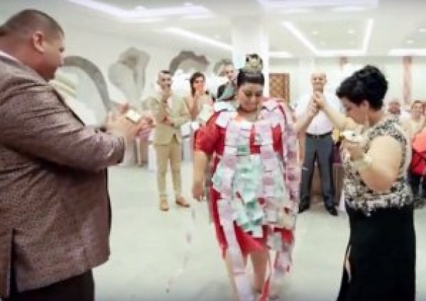 عرس غجري خيالي يتخلله شلال من الذهب والمال