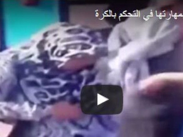 إمراة عجوز تحارب الملل باللعب بالكرة فى الشارع