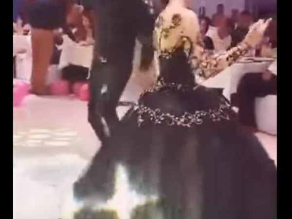 عروس ترتدي فستانا أسود ليلة زفافها