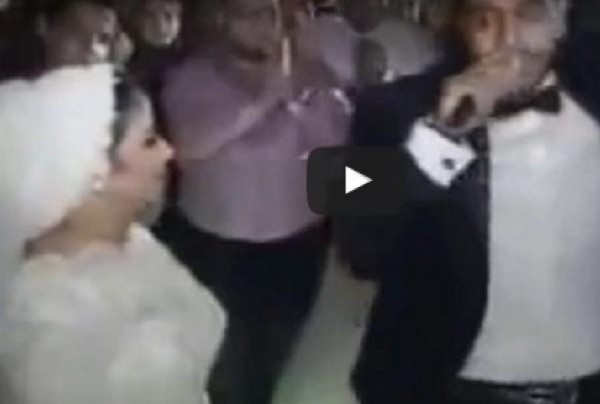لحظة مفاجأة عريس لعروسه بأغنية رومانسية من تأليفه