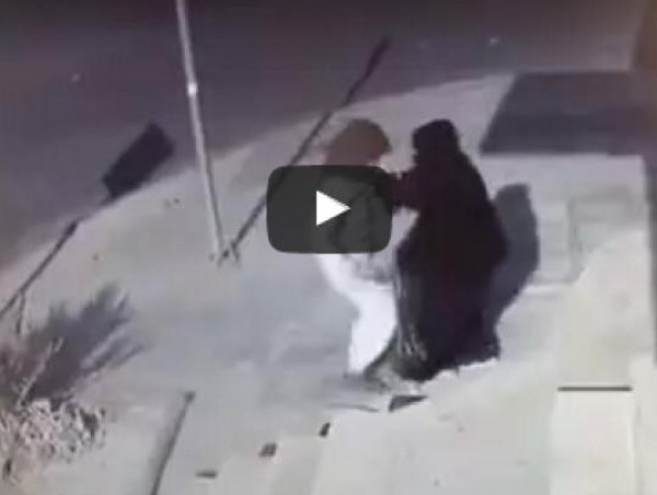 لحظة إعتداء شاب على فتاة سعودية وسرقتها في حي هادئ