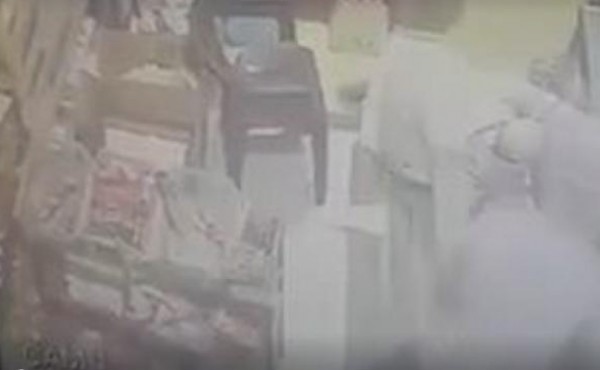 لحظة إعتداء لص على مسن بـسيف في المغرب