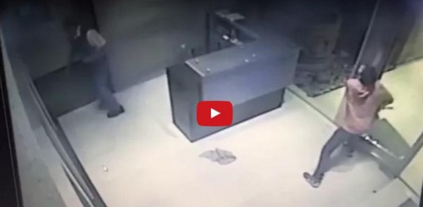 لحظة نجاة طالب من الموت أسفل سقف زجاجي منهار بالأرجنتين