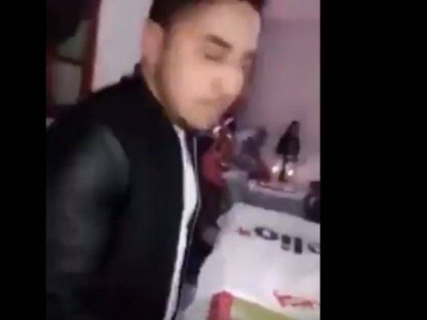 شاب يصيب شقيقته بالصدمة بعد تقديمه أغرب هدية في حفل زفافها