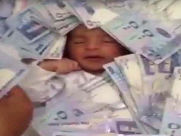 سعودي يطمر رضيعاً بـ" آلاف الريالات" لأنه سمي بإسمه