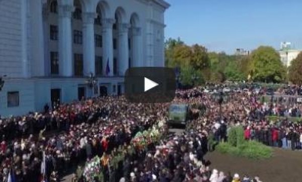 أكثر من 50 ألف شخص في جنازة مقاتل قوات الدفاع الشعبي في دونيتسك "موتورولا"