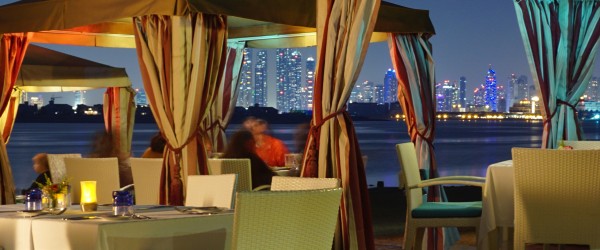 فندق كمبينسكي بالم جميرا يعيد إفتتاح مطعم بونفاير على الشاطئ