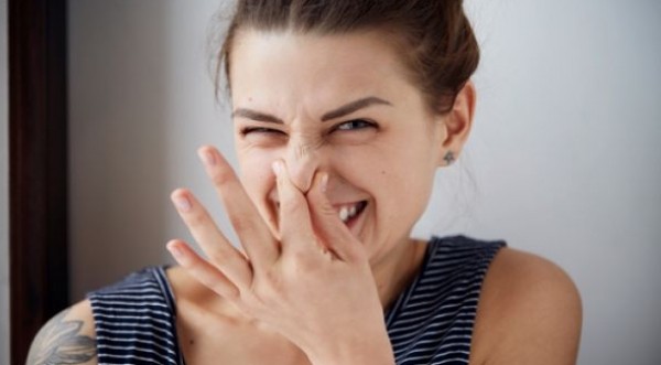 هل تسبب الرضاعة رائحة عرق كريهة؟