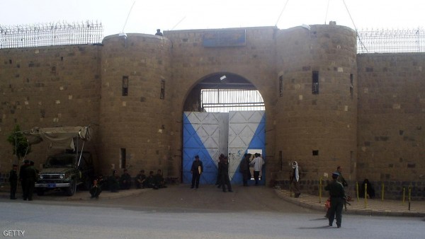 الحوثيون يطلقون الرصاص على سجناء في صنعاء
