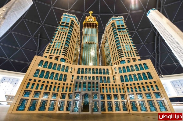 أكبر نموذج ليجو لبرج ساعة مكة الملكي يعلو في المدينة المصغرة في"ليجولاند دبي"