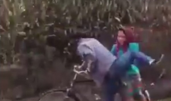 رجل يتسبب في سقوط زوجته في مجري مياه
