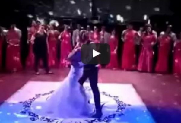 عريس يشعل السوشيال ميديا بحمله عروسه وتقبيل يدها