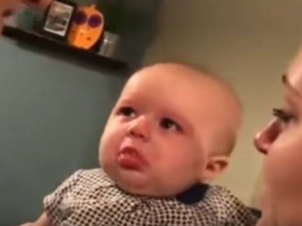 طفلة تبكي كلما قام والداها بتقبيلها