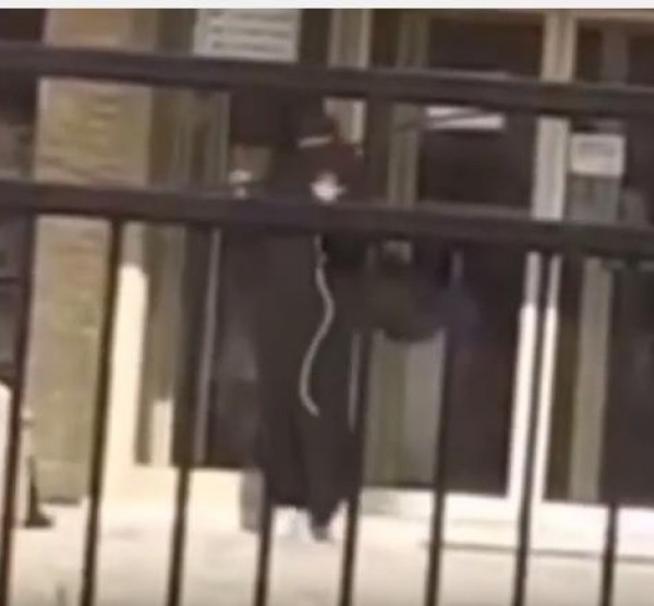 بالفيديو.. وصلة رقص لفتاة منتقبة أمام المارة تثير جدلًا بالسعودية