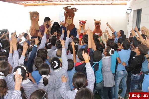 جمعية عطاء فلسطين الخيرية تنفذ عرضاً مسرحياً للأطفال في مدرسة علماء المستقبل في قرية شقبا