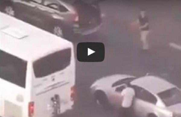 شاهد ماذا فعل هذا الشاب لقتل الوقت في زحمة المرور