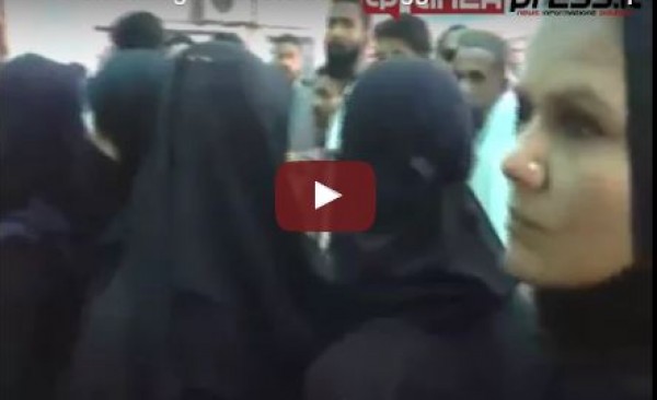 شرطي باكستاني يصفع صحافية أصرت على أداء عملها