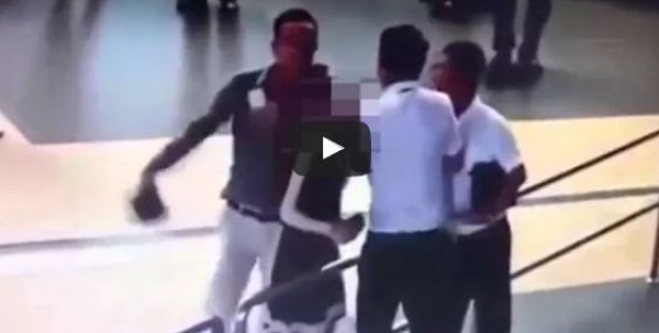 موظفة مطار تتعرض للضرب من مسافرين تأخرا عن رحلتهما