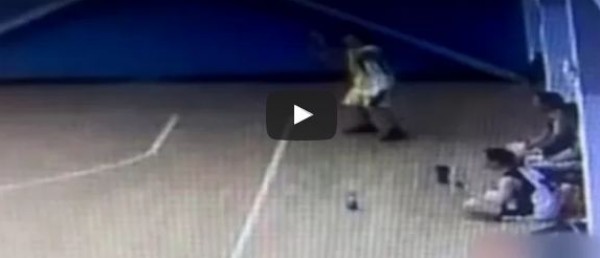 نجاة لاعب كرة سلة بعد إقتحام سيارة للملعب