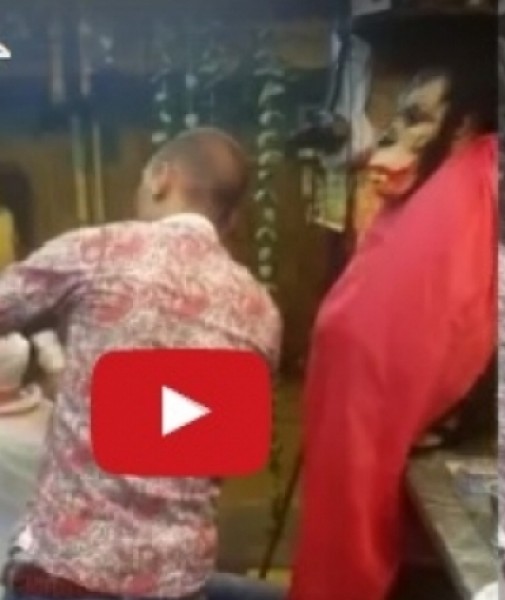 حلاق يتنكر في شكل قرد..شاهد رد فعل الزبائن