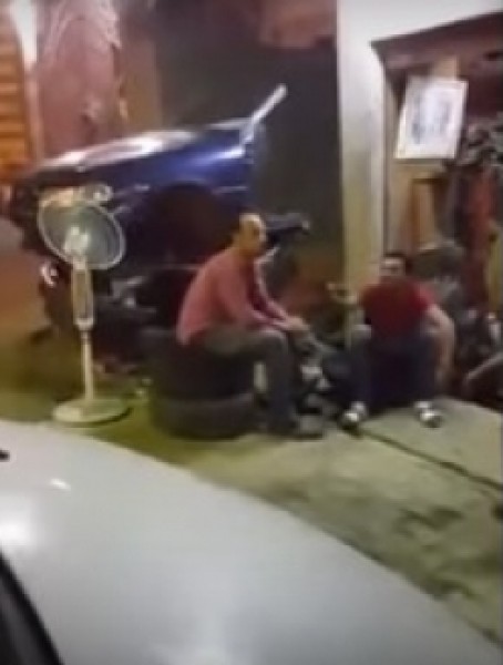 عمال مصنع ينفذون مقلب قاتل في زميل لهم