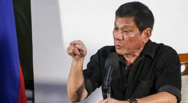 رئيس الفلبين يتوعد بإخراج القوات الأميركية من بلاده