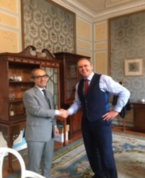 السفير عبد الرازق يلتقي  وزير الدولة الإيرلندية لشؤون المغتربين والمساعدات الخارجية
