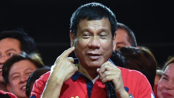 الرئيس الفلبيني "يتعهد أمام الله والشعب" بالكف عن السباب