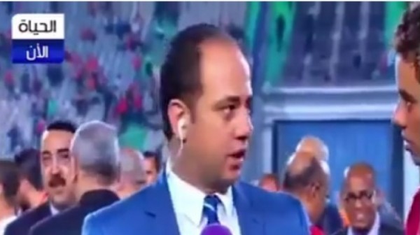 مدافع الأهلي يحرج مراسل الحياة على الهواء