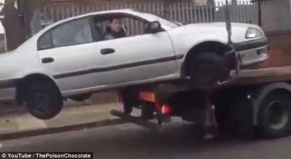أحمق كاد يدفع حياته ثمناً للهروب بسيارته من فوق شاحنة الشرطة