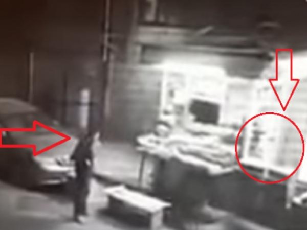 فيديو مروع لشبح يهاجم بائعاً في الشارع