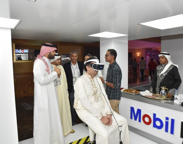 للمشاركة بمنافسات الواقع الافتراضي.. إقبال كبير على منصة موبيل 1 بالمعرض العاشر للسيارات الفاخرة
