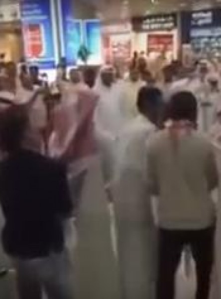 رقصة "الدحة" تتسبب في رعب المسافرين بداخل مطار الكويت