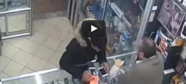 لحظة سرقة شاب هاتف "آيفون" بطريقة ماكرة