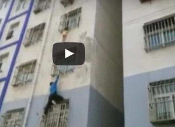 رجل شجاع يتسلق مبنى دون معدات أمان لإنقاذ حياة طفل