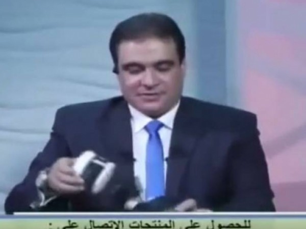 شاهد..موقف محرج للمذيع "الدالى" على الهواء وإنفجار عبوة فى وجهه