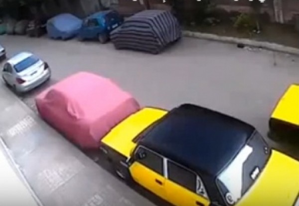 كاميرا مراقبة ترصد سرقة لص لمحتويات سيارة