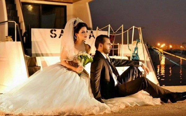 بالفيديو.. عروس لبنانية أبهرت وأرعبت العريس والحاضريين بتحليقها في السماء مع البالونات
