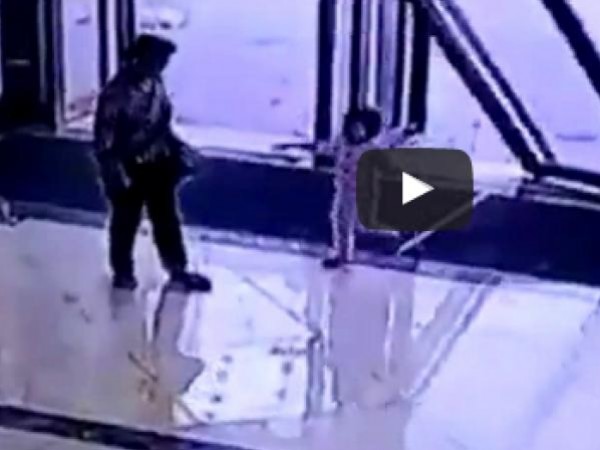 طفلة تنجو من الموت بأعجوبة بعد سقوط باب ضخم عليها