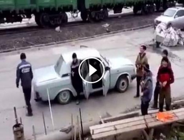 كم شخص تتوقع داخل هذه السيارة