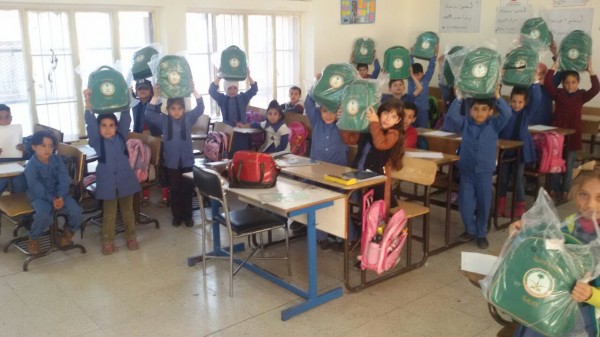الحملة الوطنية السعودية توزع الحقائب المدرسية على ابناء السوريين في العاصمة الاردنية عمان