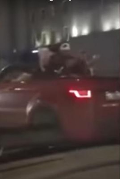 شباب أثرياء يرمون النقود في شوارع موسكو