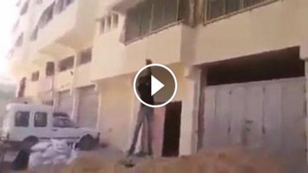 عامل بناء يصعد لأعلى برج في غزة بواسطة رافعة