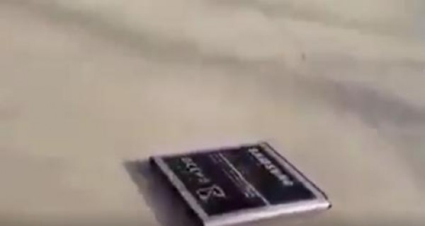 شاهد ماذا يحصل عند إنتفاخ بطارية الهاتف المحمول