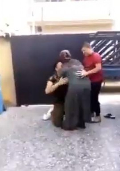 شاهد لقاء شاب بأمه بعد غياب سنين في الغربة
