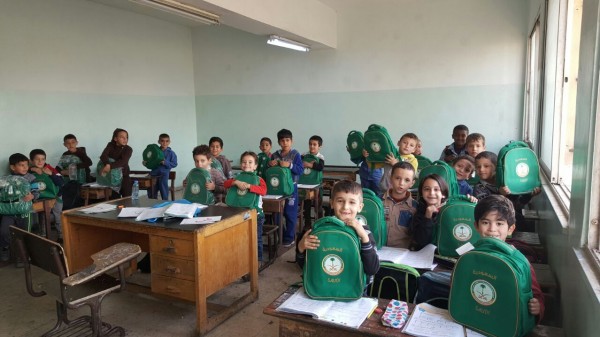 الحملة الوطنية السعودية توزع حقائب على الطلبة السوريين